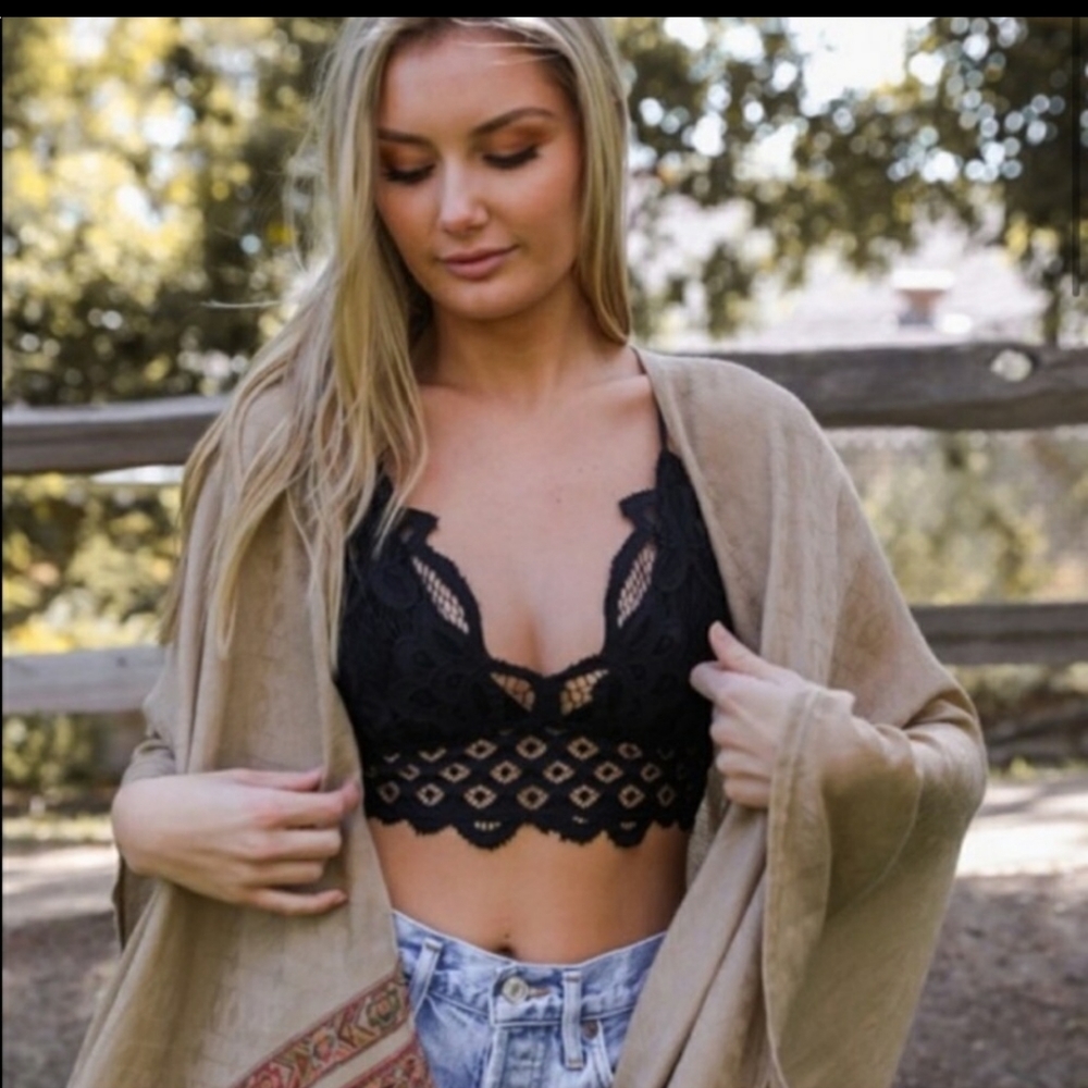 Boho-Inspired Crochet Lace Bralette - Picture 4 of 6